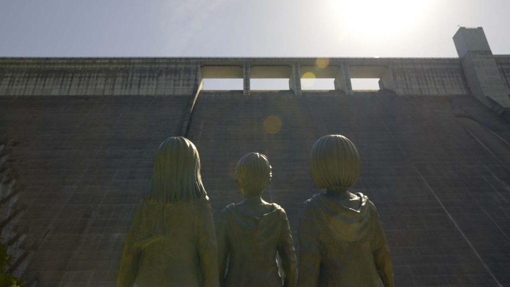 shingeki no kyojin statue oyama dam