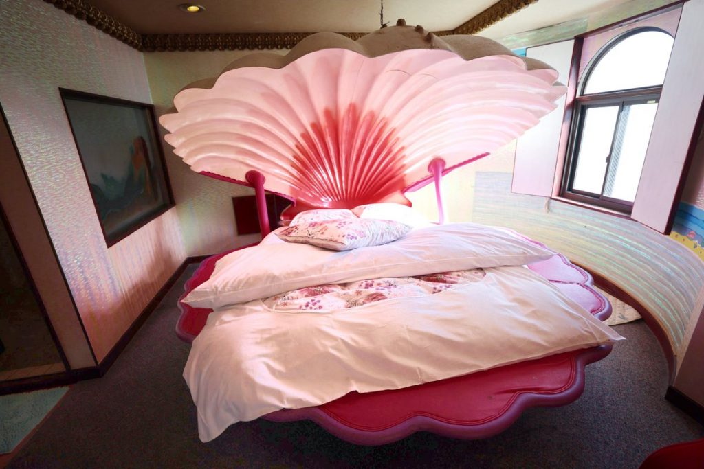 Clam shaped bed