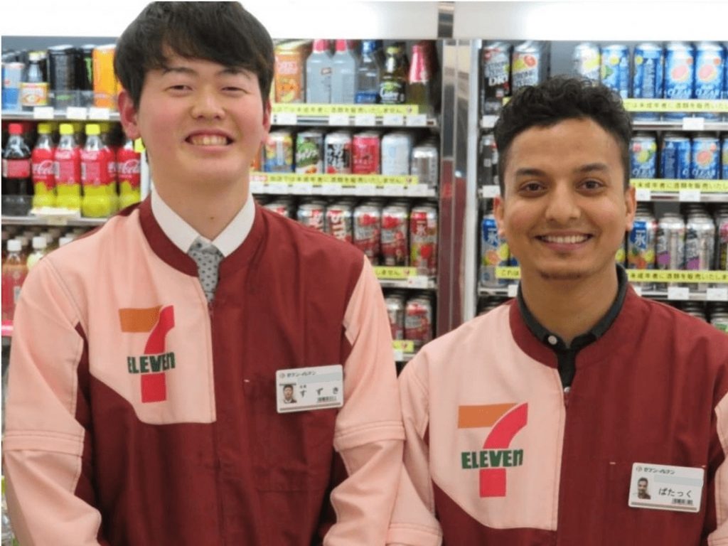 Japanese and foreign convenience store clerks work together