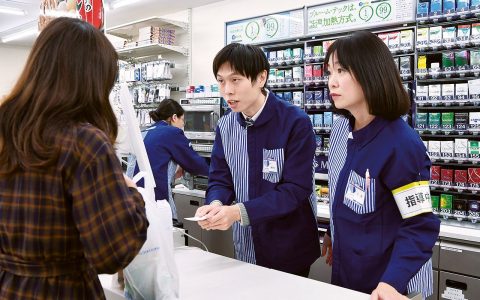 Japanese Convenience Store Clerks Pretend to Be Foreigners to Avoid Harassment