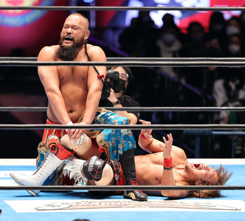 Great-O-Khan beating Tetsuya Naito