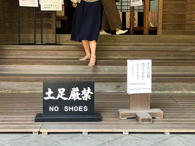 no shoes sign in japan