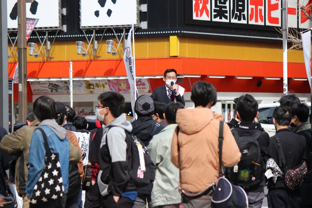 Ken Akamatsu advertising his policies in Akihabara.