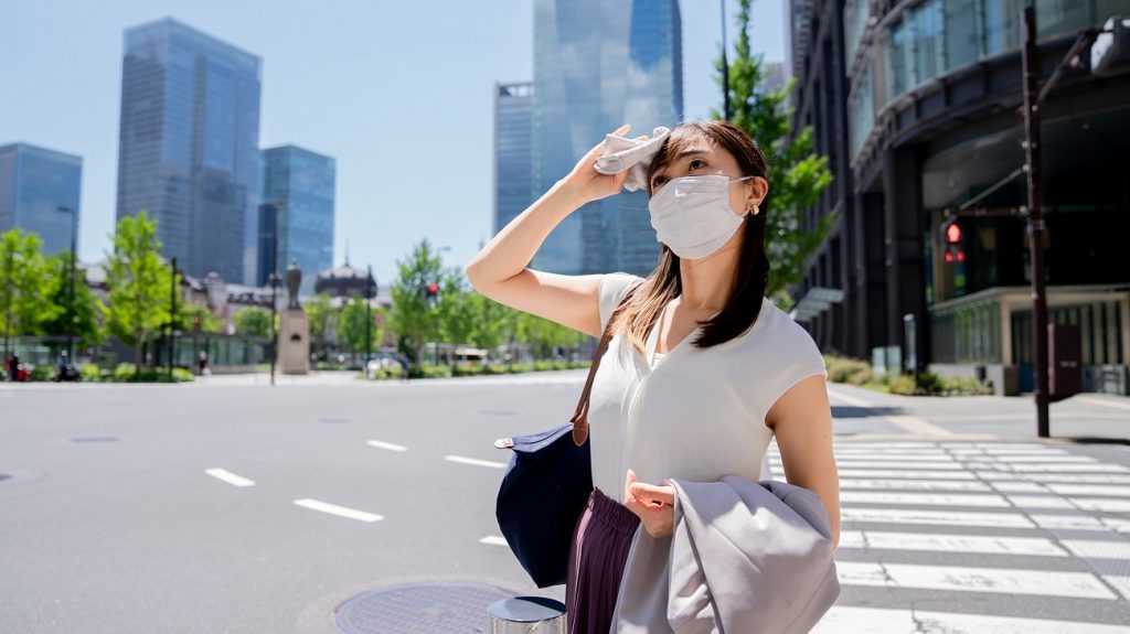 There is an increased risk of heat stroke when wearing a mask during Japan’s sweltering summer months